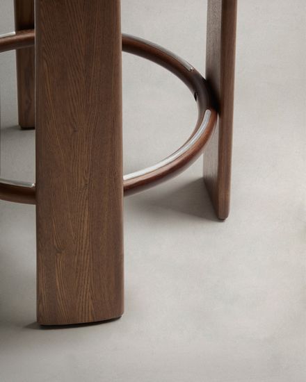 Granite Полубарный табурет из бежевого шенилла и массива ясеня в отделке орех 65 см