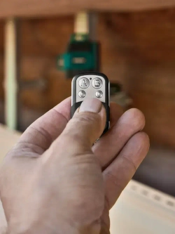 Rokodil / Компактный лазерный уровень 3D, зеленый луч SHARP / RAY AIR, 12 линий, самовыравнивание, аккумулятор на 10 ч, дальность 30 м, максимальная комплектация с пультом и креплением-прищепкой