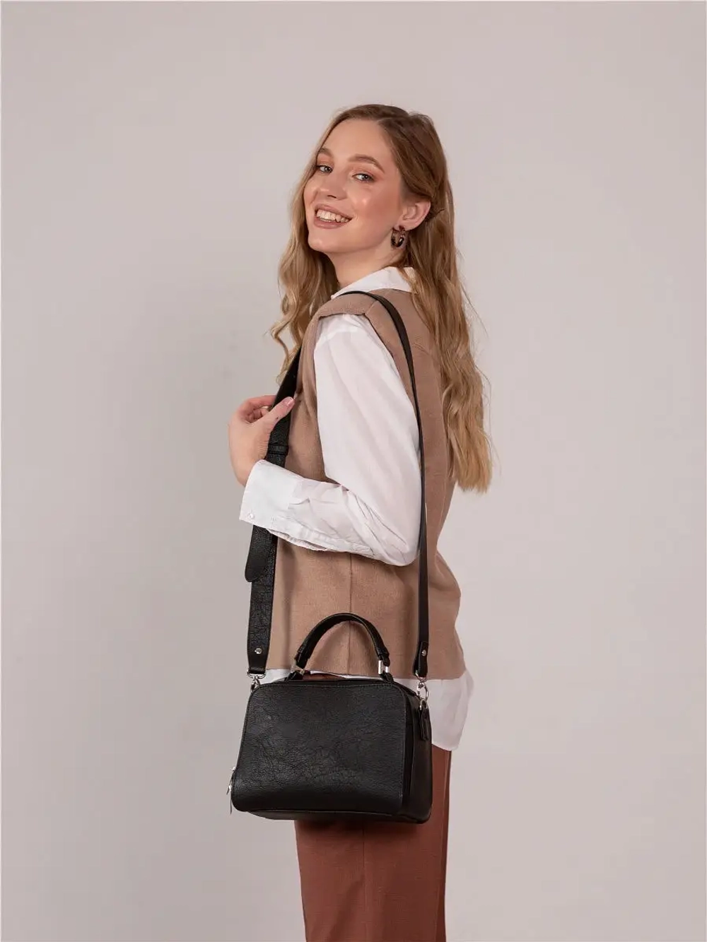 Сумка женская кросс боди через плечо на ремне из экокожи повседневная и деловая для женщины