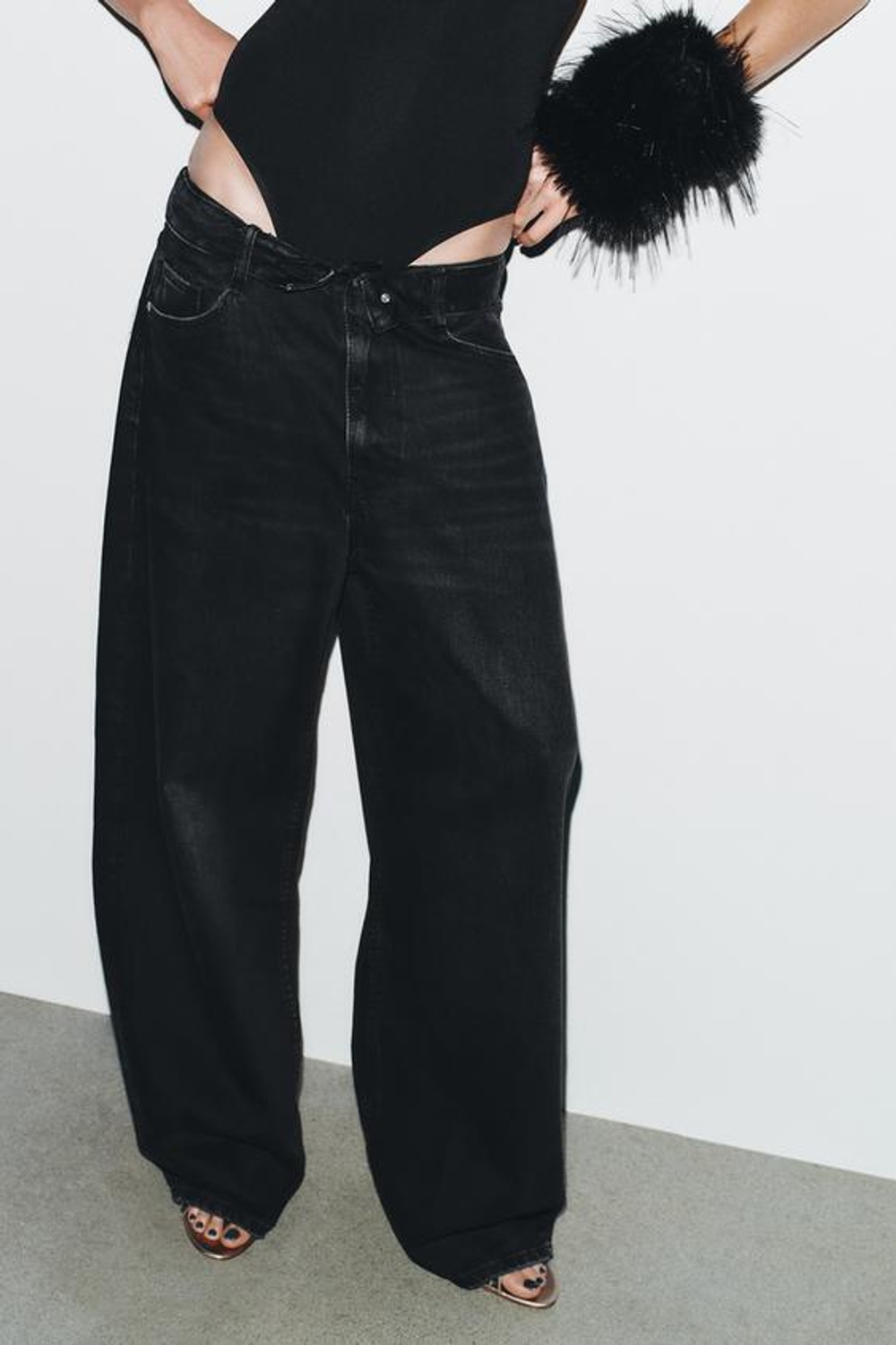 ZARA ДЖИНСЫ TRF СО СРЕДНЕЙ ПОСАДКОЙ И ОТВОРОТОМ НА ПОЯСЕ, ЧЕРНЫЙ