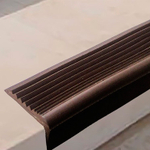 Угловая самоклеящаяся противоскользящая накладка на ступени