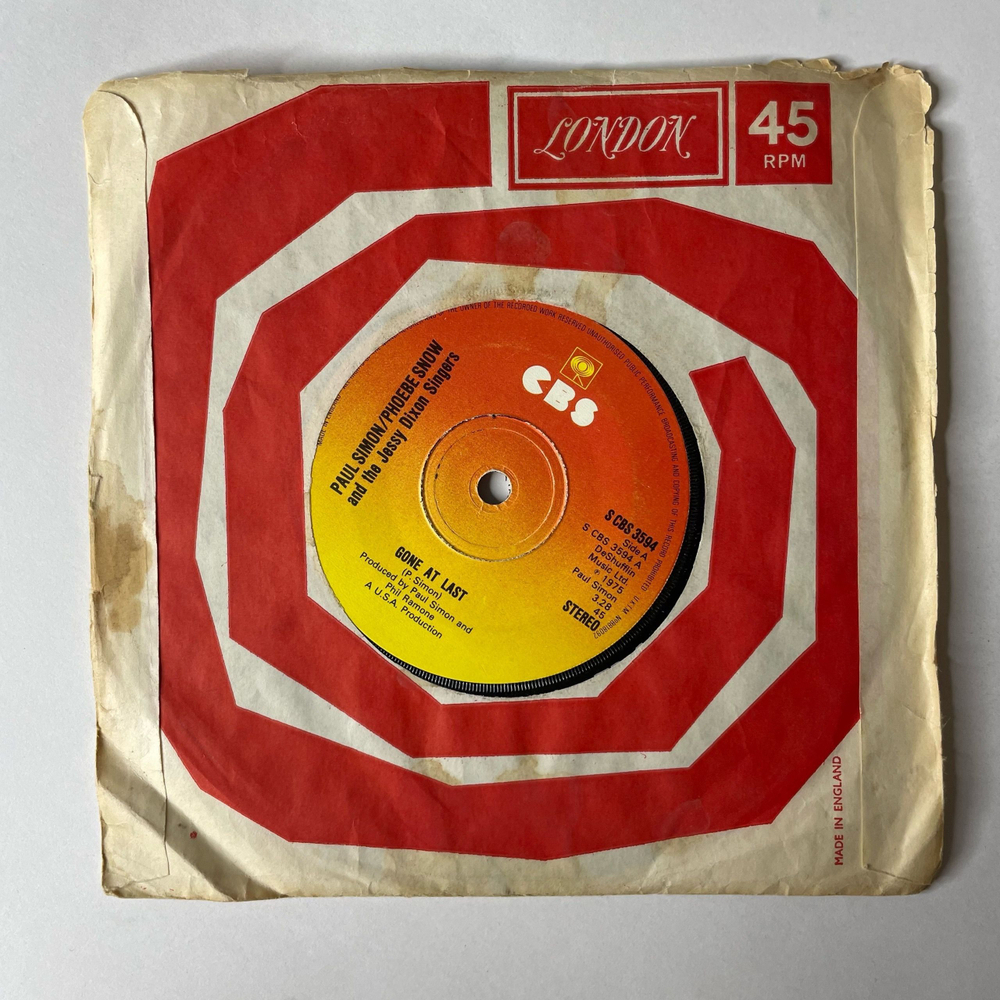 Винтажная виниловая пластинка 7 дюймов (маленькая пластинка) Paul Simon / Phoebe Snow And The Jessy Dixon Singers Gone At Last (UK 1975)