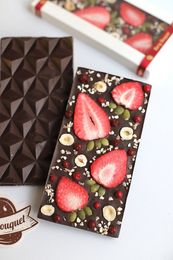 Шоколадная плитка ТЕМНАЯ "Клубничная полянка"