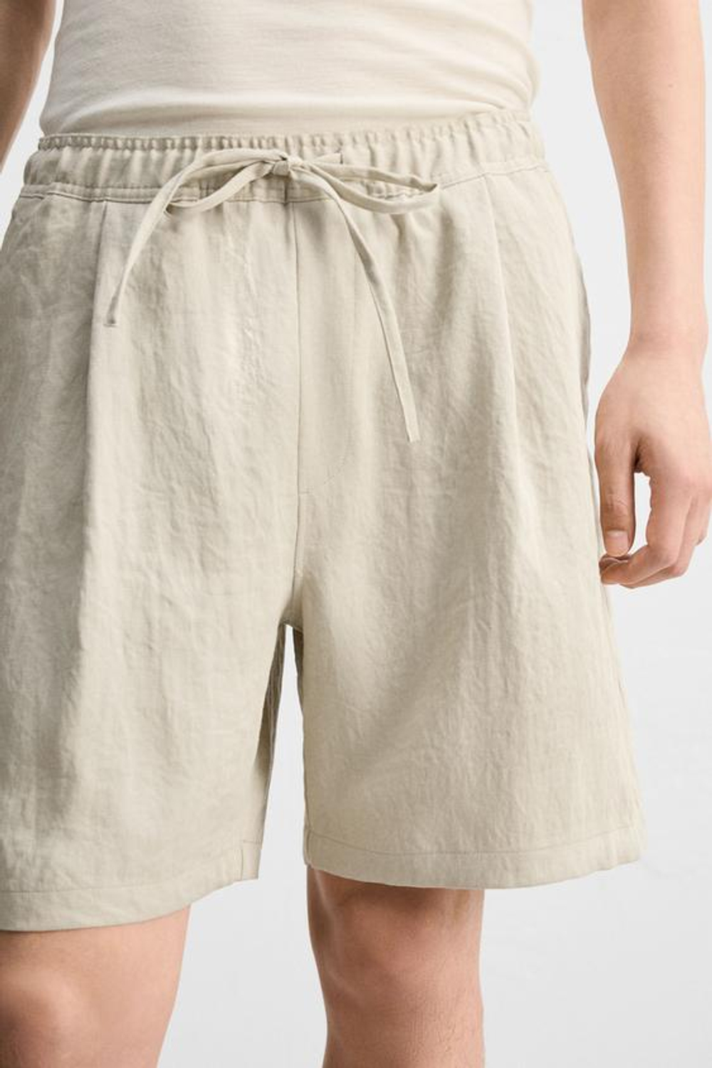 ZARA БЕРМУДЫ ИЗ СТРУЯЩЕЙСЯ ТКАНИ СО СКЛАДКАМИ, ПЕСОЧНЫЙ МЕЛАНЖ