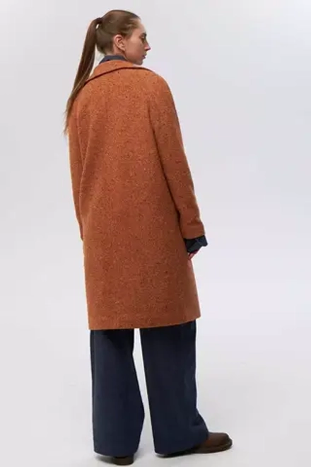 Двубортное пальто рыжего цвета в елочку