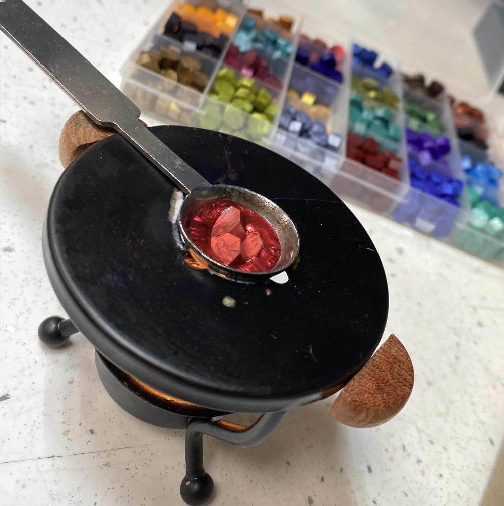 Крафт с сургучной печатью. Услуга по упаковке подарка.