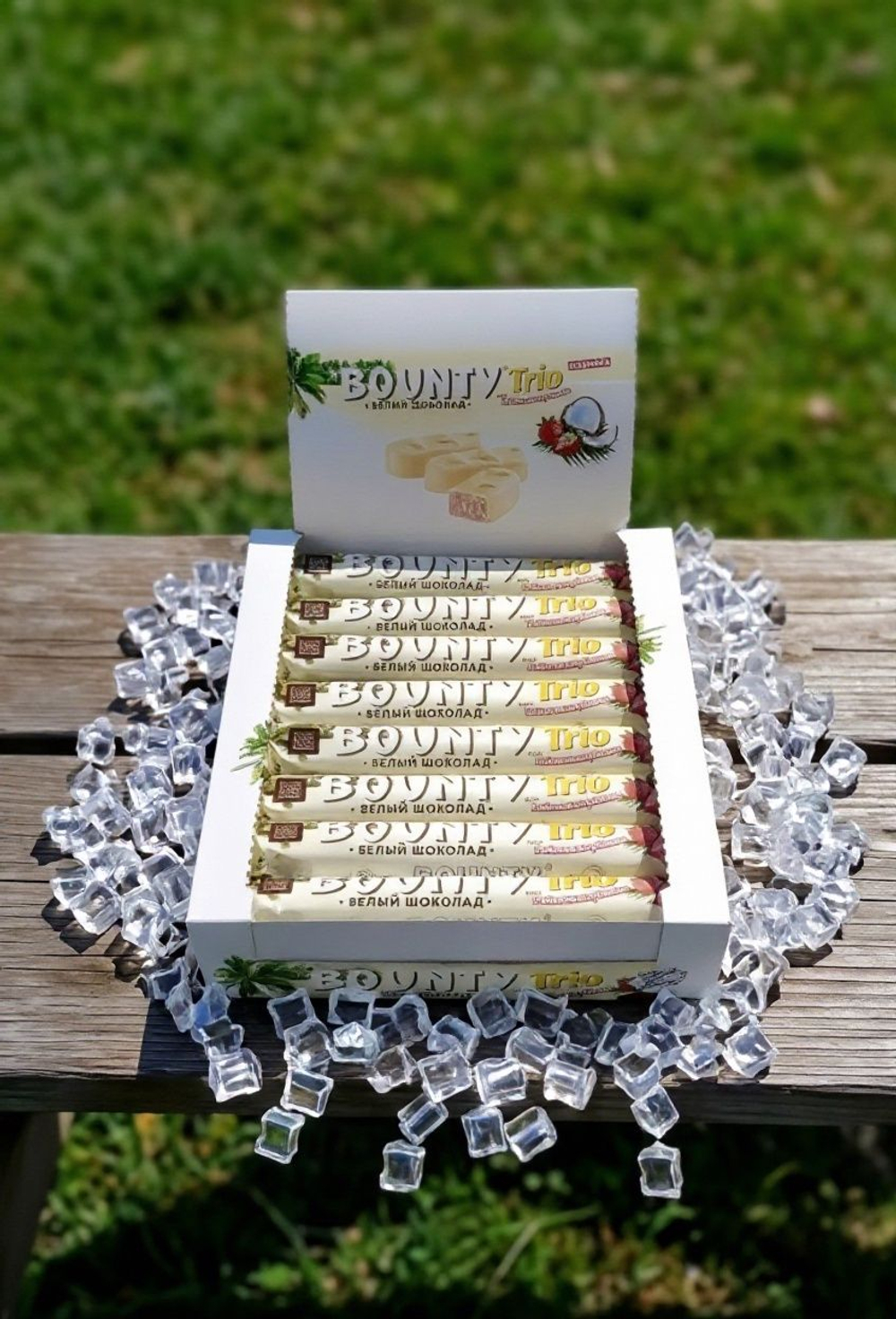 Шоколадный батончик Bounty Trio Райская клубника в белом шоколаде 78 гр 1 шт