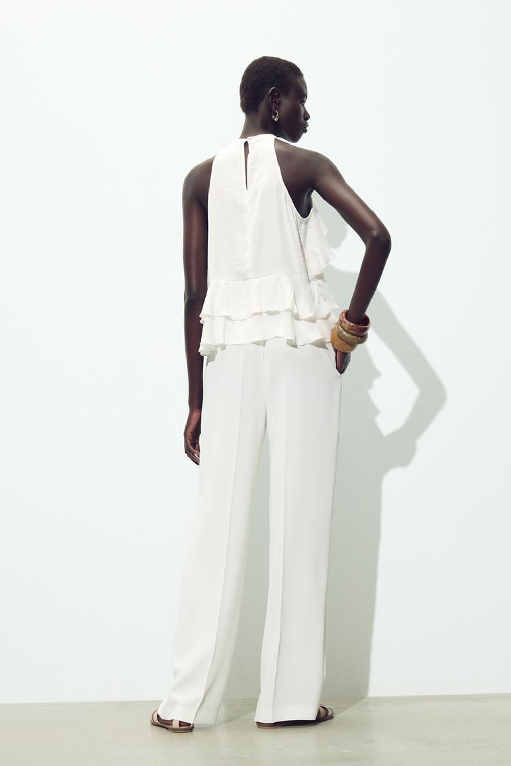 ZARA КОРОТКИЙ ТОП С ОБОРКАМИ, БЕЛЫЙ