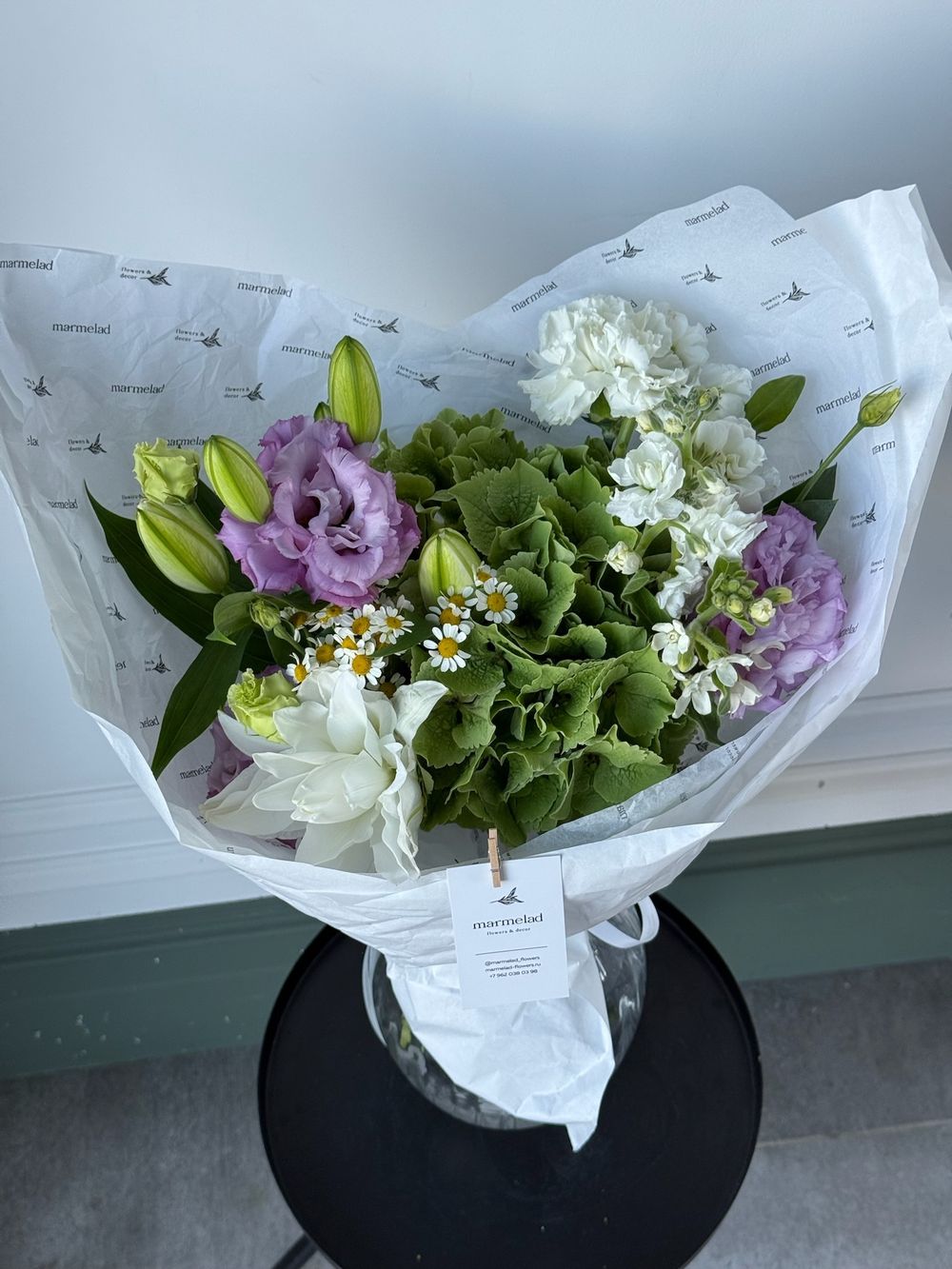Букет из гортензии, пионовидной лилии, лизиантуса и ромашки