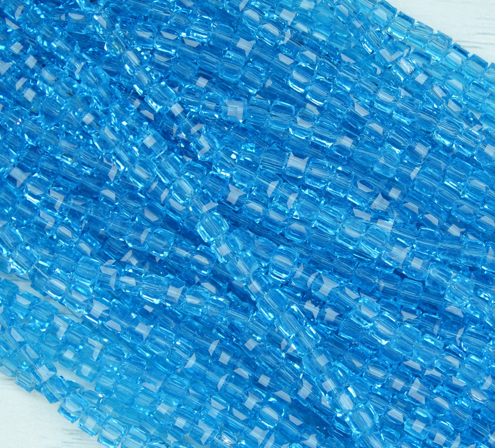 БВ016НН4 Хрустальные бусины квадратные, цвет: ярко-голубой, размер 4 мм, кол-во: 44-45 шт.