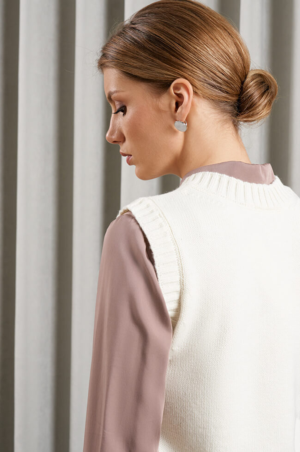 22896 Жилет женский (молочный)