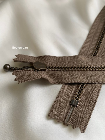 Молния YKK Молния металлическая, однозамковая неразъемная тип 3 темная латунь коричневый 563