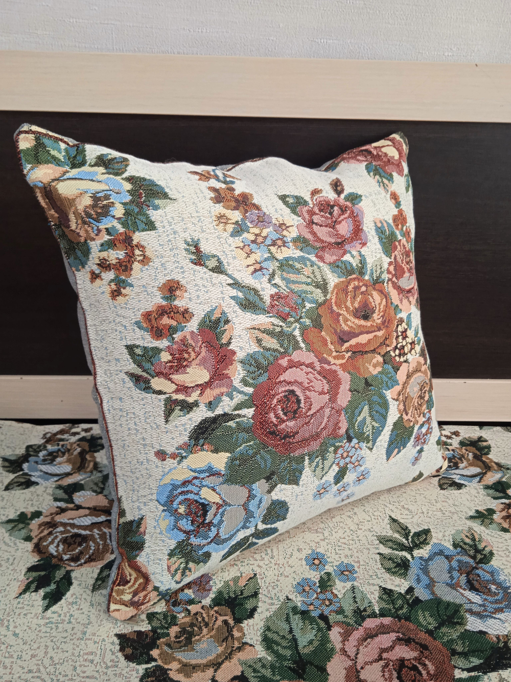 Декоративный гобеленовый чехол для интерьерной подушки Букет 38*38