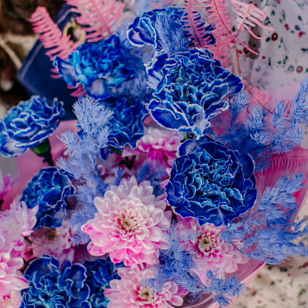 112. Стильный синий букет с розовой хризантемой