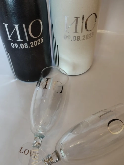 Наклейки свадебные буквына бутылки и бокалы инициалы "А"