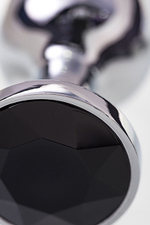 Маленькая серебристая анальная втулка 6см с чёрным кристаллом ToyFa Metal 712003