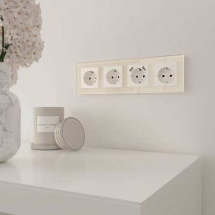 Рамка на 4 поста Favorit (молочный, стекло)