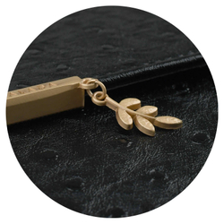 Ежедневник недатированный ESCALADA, А5, 160 л., арт. 70668/ 15 СТРАУС ЧЁРНЫЙ (кожзам: 126х211 мм, твёрдый переплёт, материал обложки: искусственная кожа "Страус"; способ крепления блока: ниткошвейный; декор: металлический шильд с декоративной металли