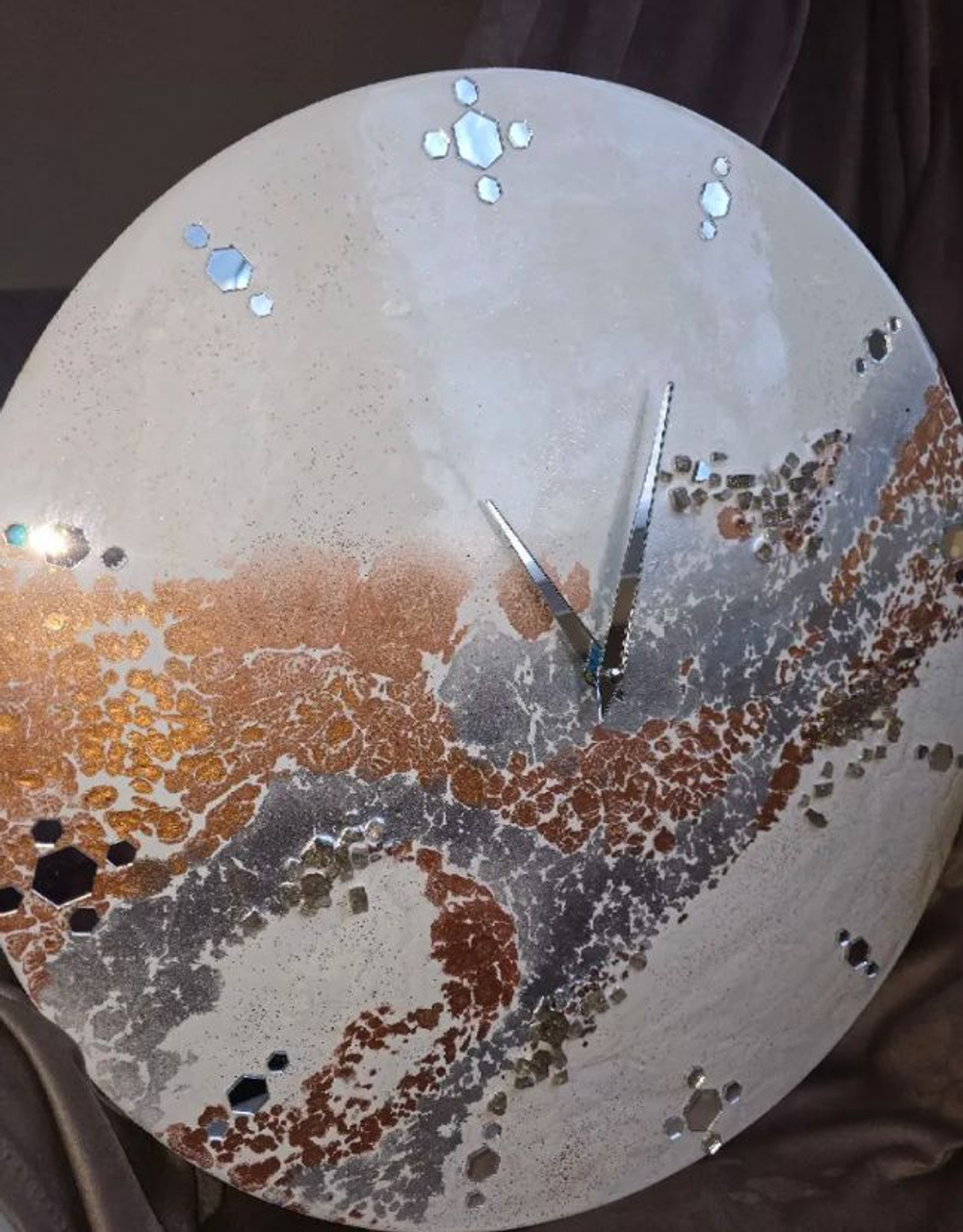 Интерьерные часы ручной работы подарочные из смолы