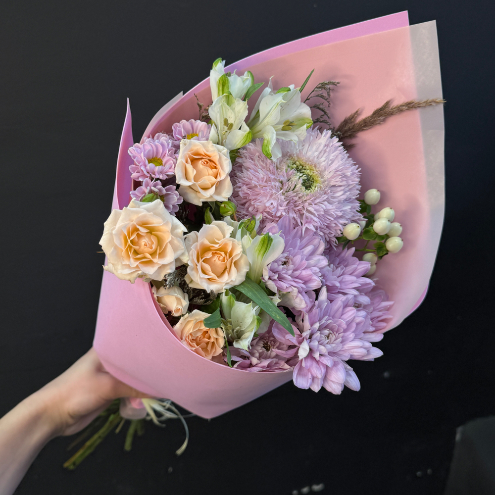 Букет из хризантемы, кустовой розы и альстромерии