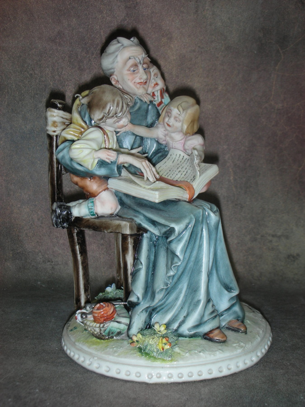 Статуэтка. Фарфор. Бабушка и дети, книга и любовь. Capodimonte. Италия