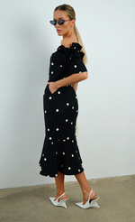 Платье в горох в длине миди с декольте