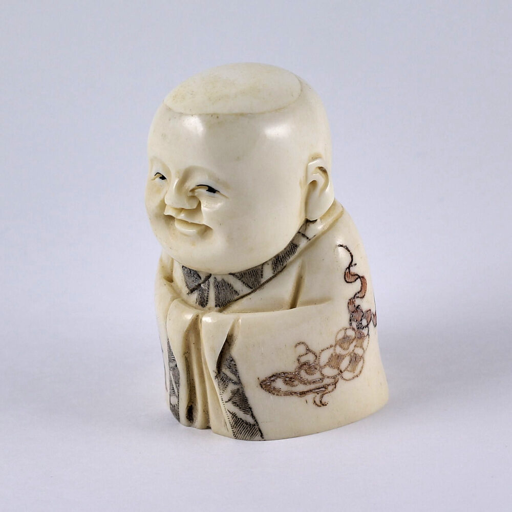 Нэцкэ Улыбающийся мальчик Карако в кимоно