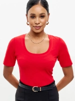 Футболка с глубоким вырезом