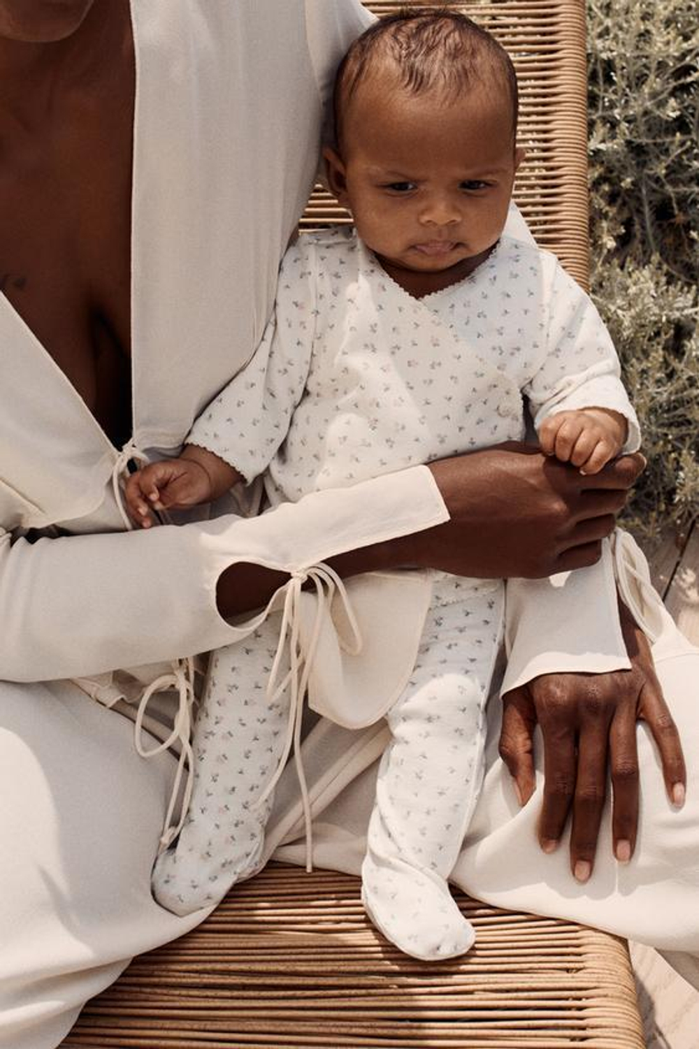 ZARA КОМПЛЕКТ ИЗ ФУТБОЛКИ И ЛЕГГИНСОВ С ЦВЕТОЧНЫМ ПРИНТОМ, БЕЛЫЙ