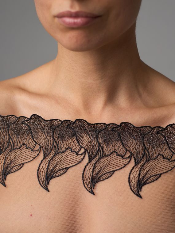 05-176 ОПТ Вышивка на неэл. сетке 25 см, бежевый 775 /черный 170 /золото