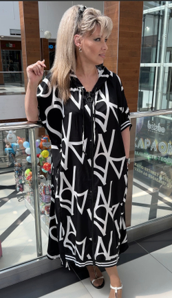 Черно-белое длинное платье с капюшоном на молнии