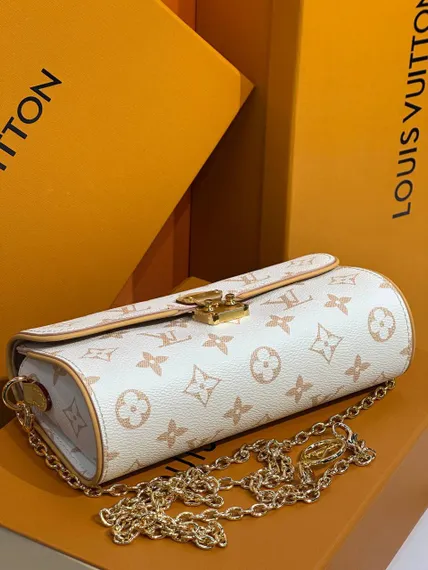 Клатч Louis Vuitton Camille