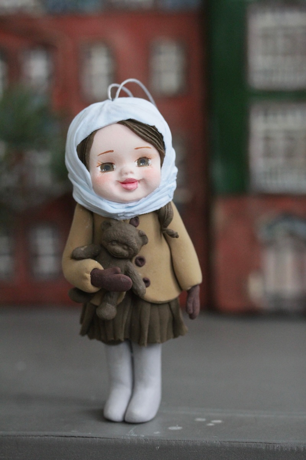 Ёлочная игрушка Девочка-пупсик в платочке с мишкой