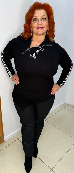 Черный джемпер/водолазка с белым принтом и асимметрией