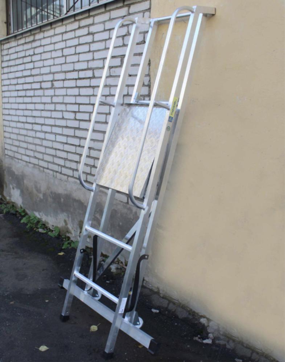 Лестница-платформа фиксированной высоты алюминиевая MEGAL ЛПФВА Н=1.5-5 передвижная с траверсой