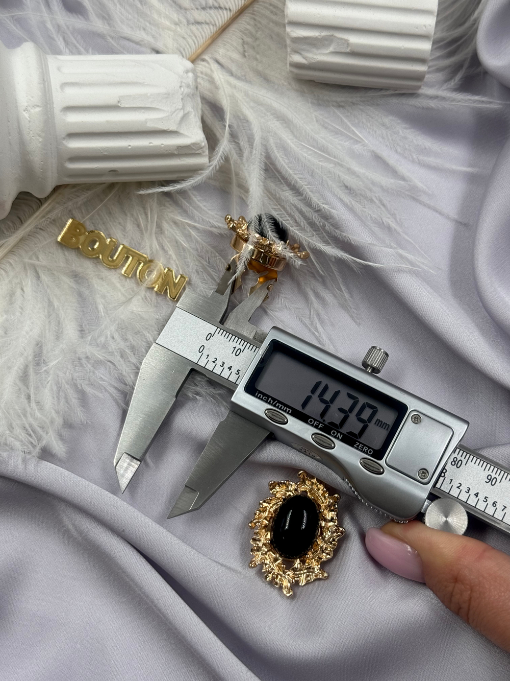 Накладка на пуговицу золотистая с ажурным (неровным) краем и черным камнем