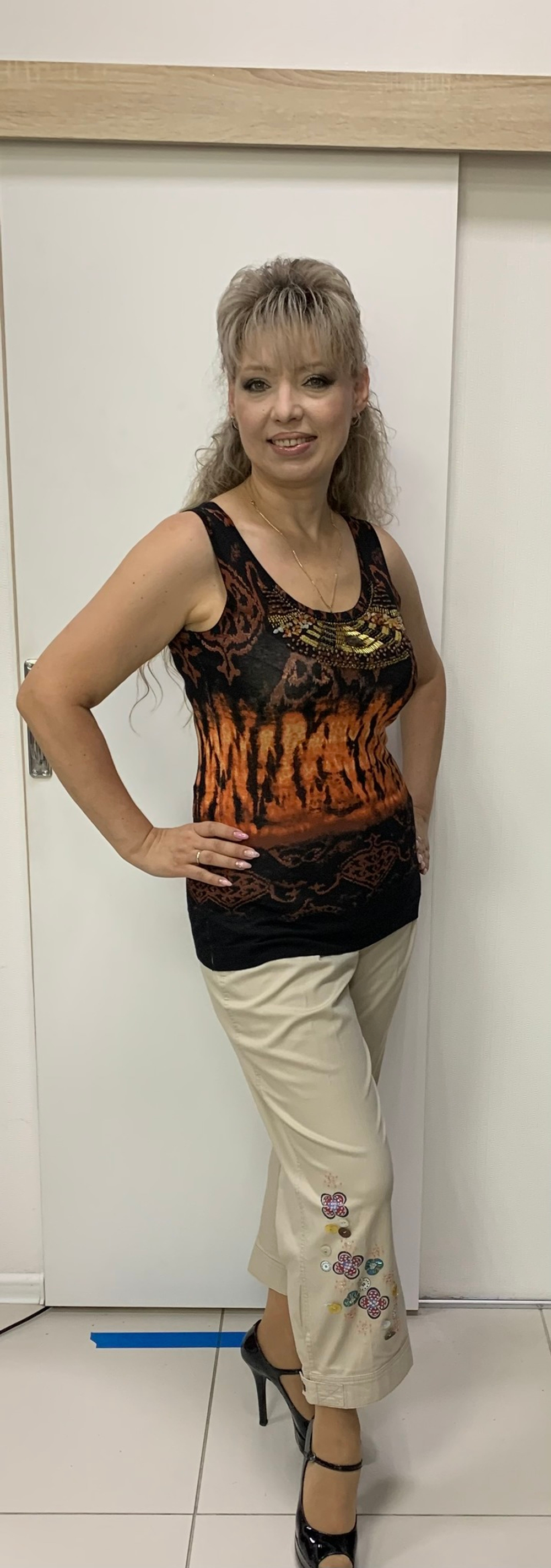 Бежевые стрейчевые капри из хлопка с пуговками и цветочками по низу