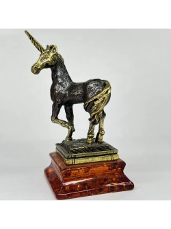 Бронзовая статуэтка на янтаре