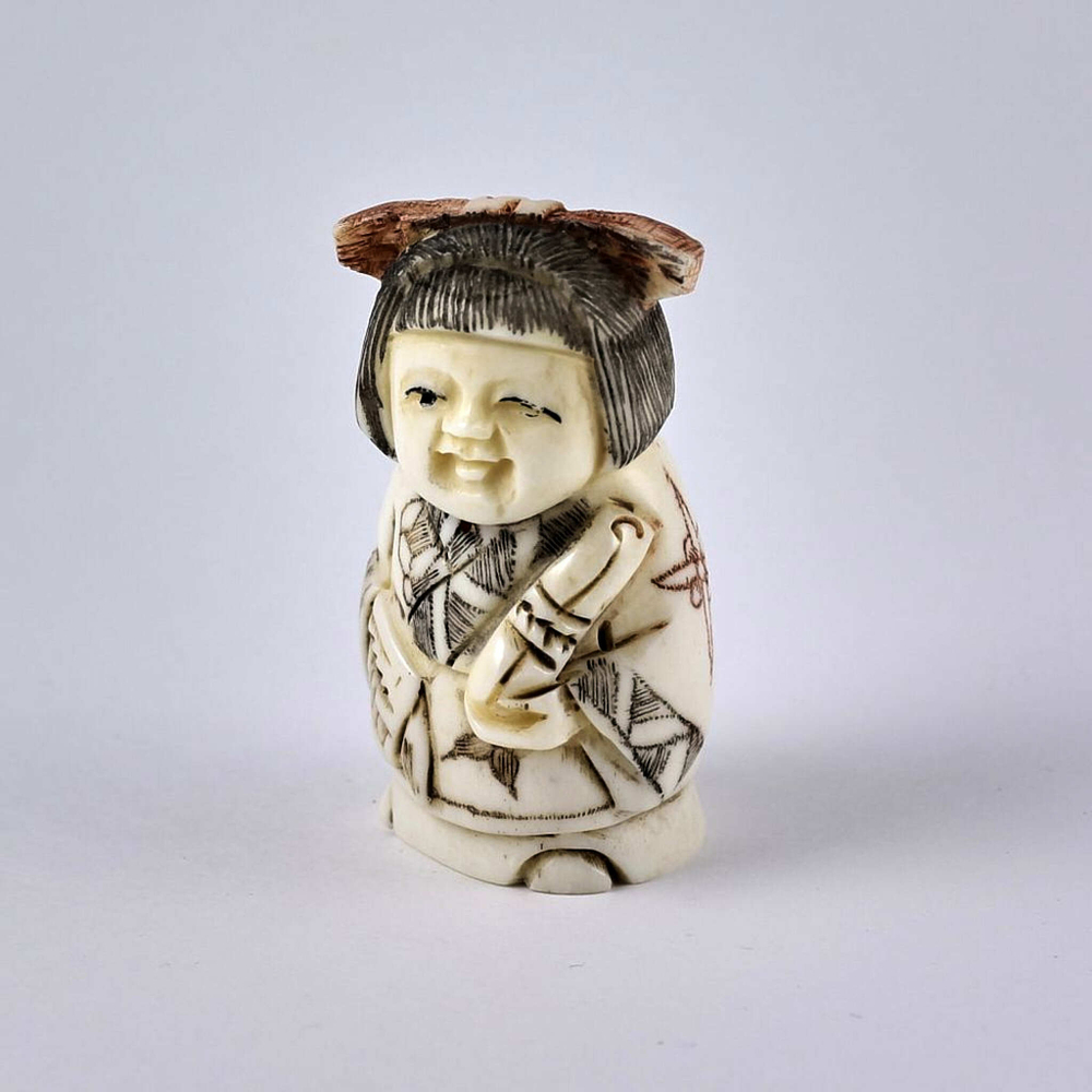 Нэцкэ Девочка с волшебным веером