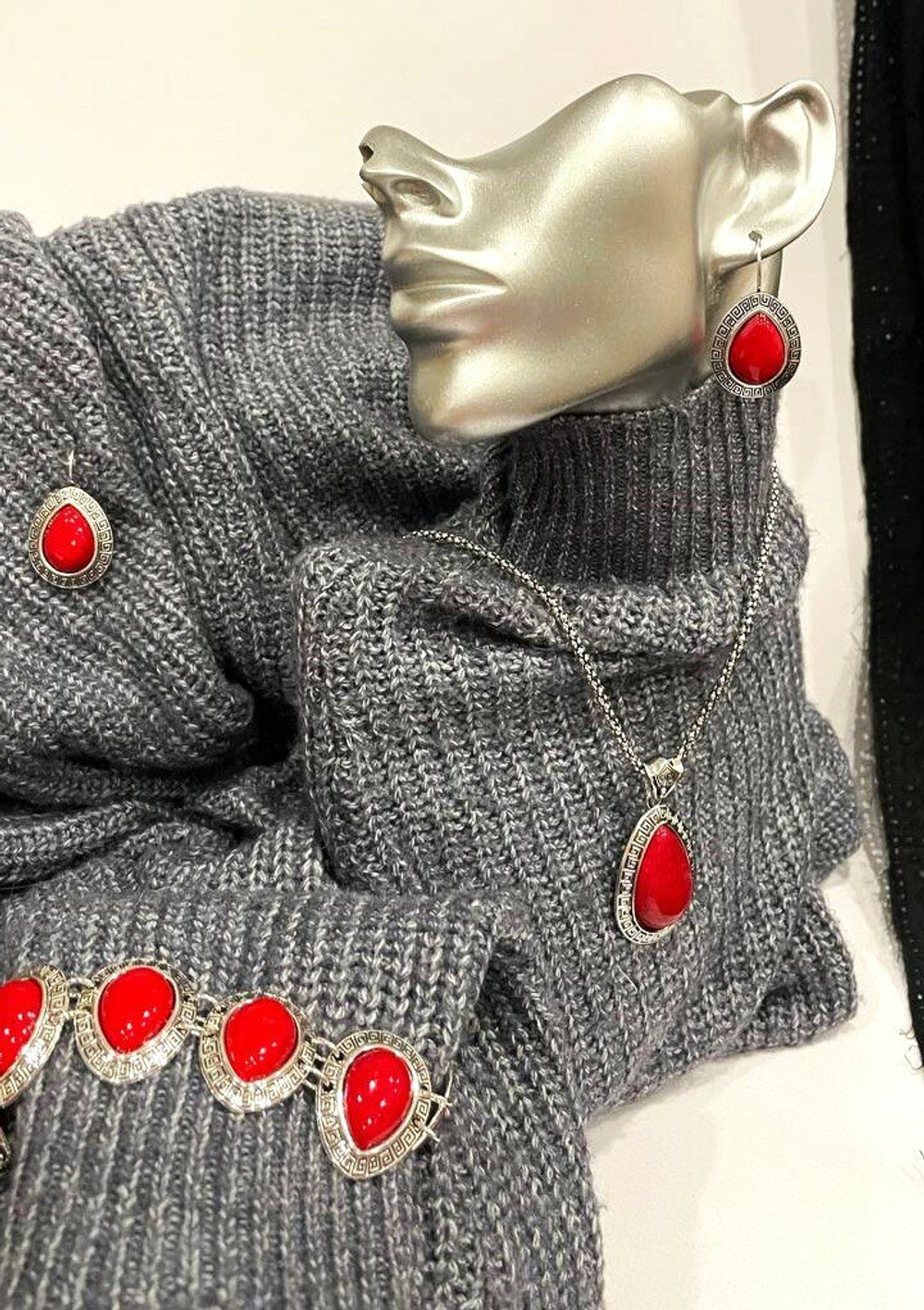 Комплект бижутерии "Красный коралл" - подвеска, серьги и браслет.  Форма-капля.