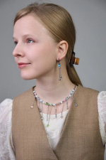 Колье из микса кубиков Swarovski с подвесами-цепочками, оттенок серебро