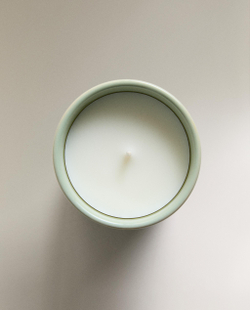 Zara Home Свеча ароматическая Fleur de Musc 170 г, растительный воск, аромат цветочный древесный, Розовый
