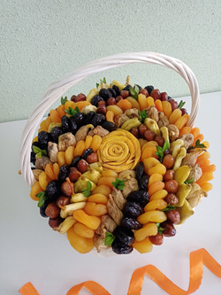 Корзина с сухофруктами