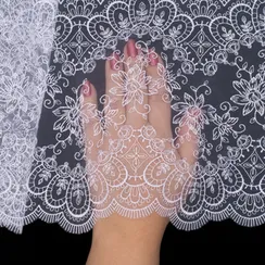 Вышивка на сетке белая 22 см