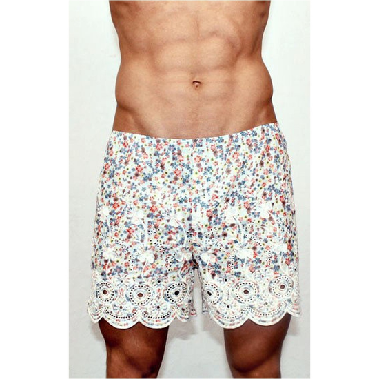 Мужские трусы-шорты белые с разноцветными цветами и кружевной окантовкой Romeo Rossi Shorts RR00307