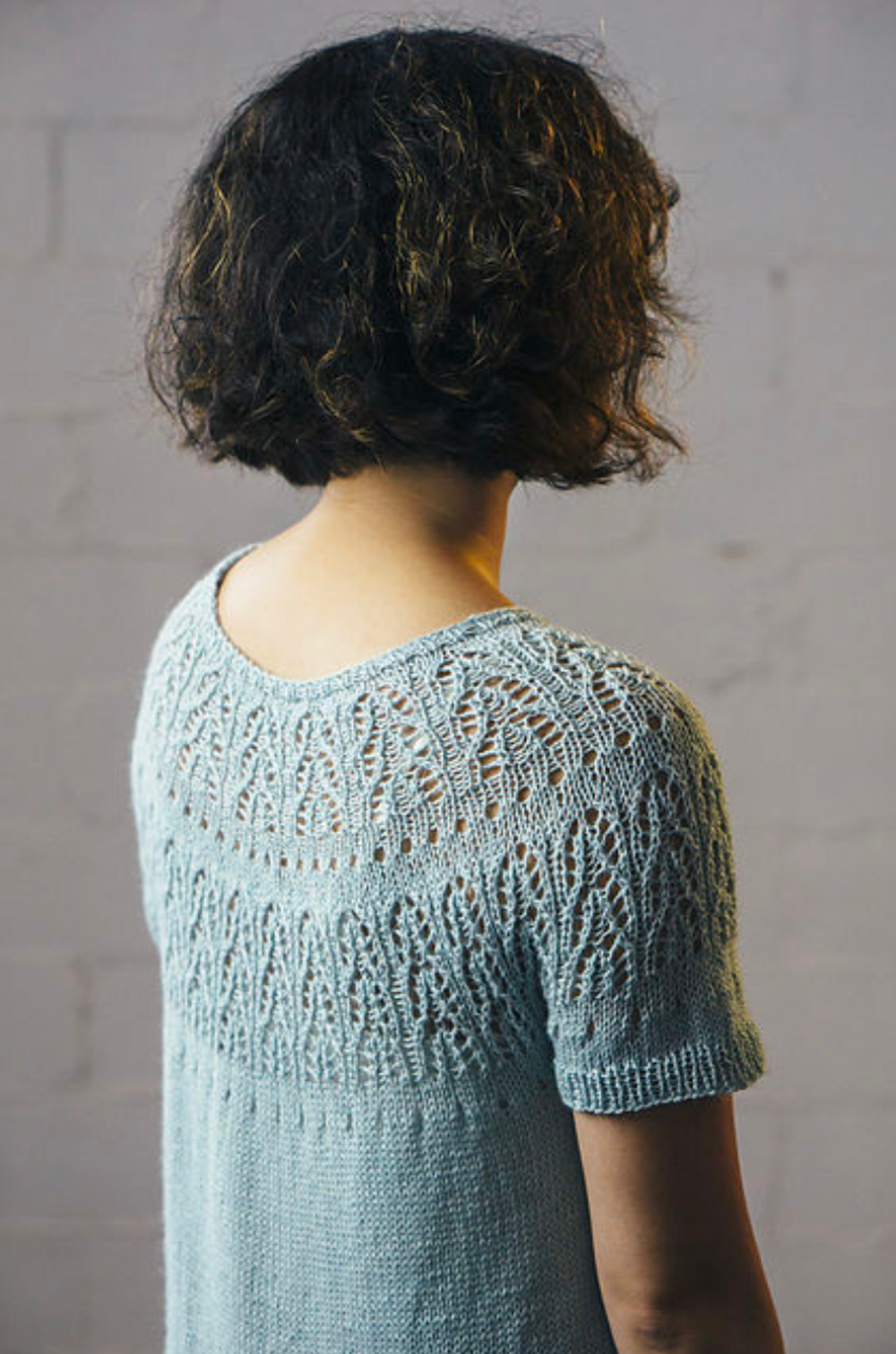 Описание по вязанию футболки спицами "Cascadas Tee"