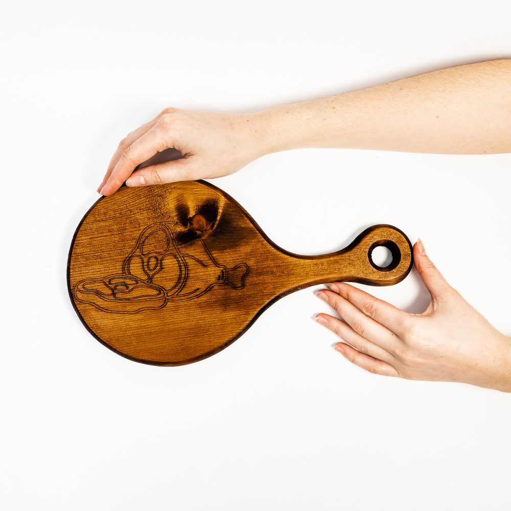 Деревянная разделочная доска из древесины сибирского кедра для мяса с гравировкой RD43