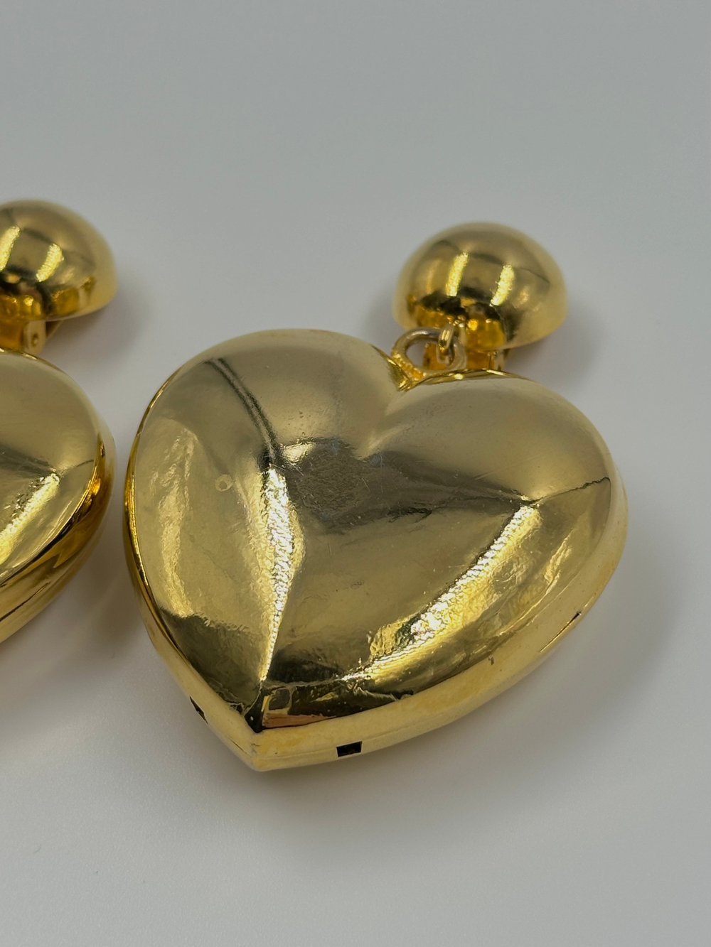 Массивные клипсы с подвесками в виде сердец Moschino