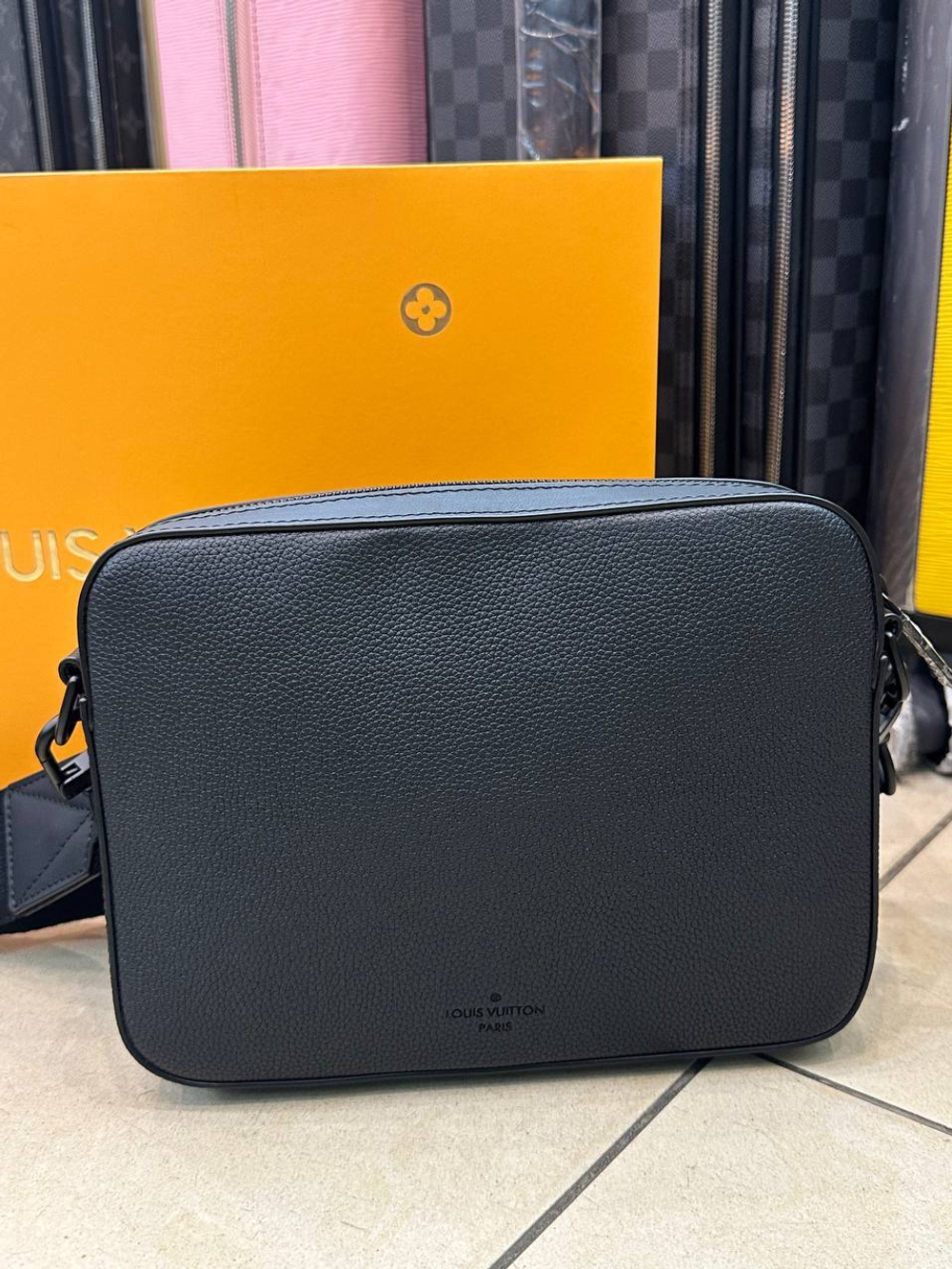 Сумка-мессенджер Louis Vuitton