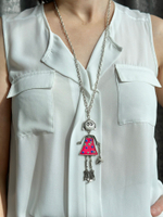 Кулон на длинной цепочке девочка ярко-розовая эмаль